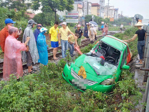 Taxi bị vò nát vì va chạm tàu hỏa ở Hà Nội