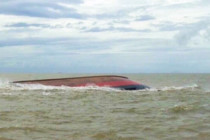 2 đội thợ lặn cùng hơn 19 tàu thuyền tìm kiếm 4 người mất tích