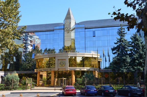 Tại Odessa, nữ quan toà bị đổ phẩm xanh.