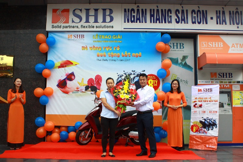SHB trao thưởng xe máy cho 17 khách hàng may mắn