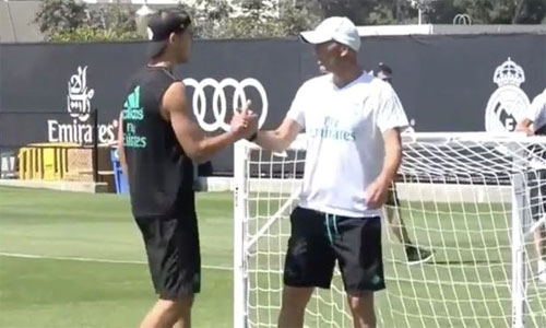 Morata đến sân tập tạm biệt HLV Zidane và đồng đội tại Real