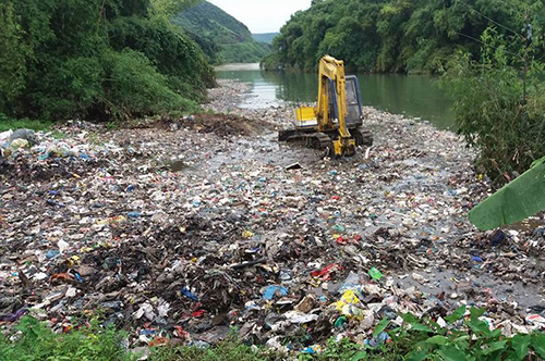 Hàng chục tấn rác chưa xử lý bị đổ xuống suối ở Hà Giang