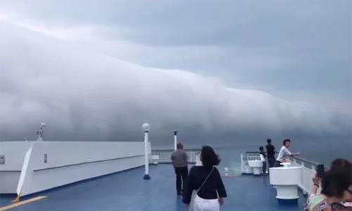 Mây cuộn khổng lồ vắt ngang Thái Bình Dương
