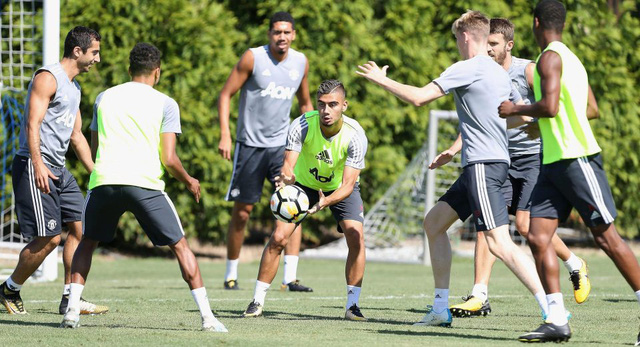 Các cầu thủ MU tập luyện chuẩn bị thi đấu với Barcelona