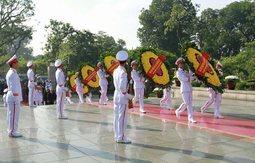 Lãnh đạo Đảng, Nhà nước và TP Hà Nội tưởng niệm các Anh hùng liệt sĩ