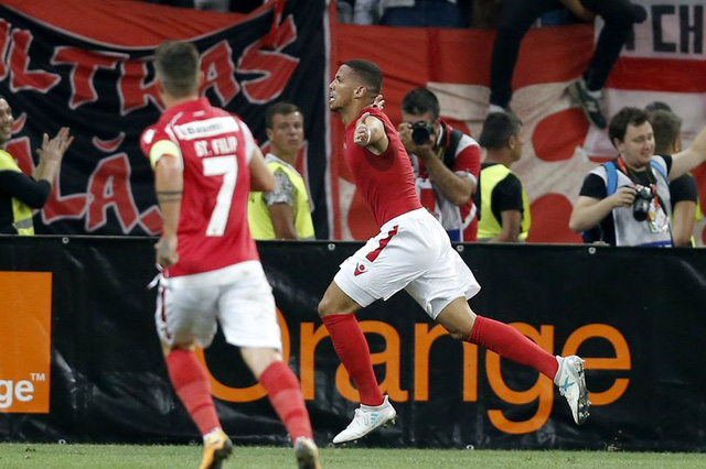 Hổ phụ sinh hổ tử, con trai Rivaldo lập siêu phẩm ở Europa League