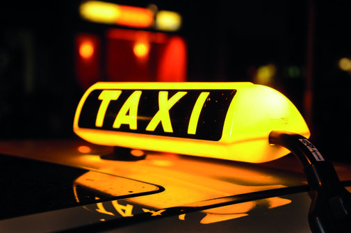 Tại Vinhisa, lái xe taxi bị cướp cắt cổ, nhưng chạy thoát