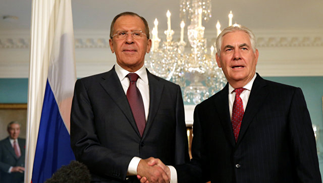 Ngoại trưởng Mỹ Tillerson gặp mặt Bộ trưởng ngoại giao Nga Lavrov tại Manila.