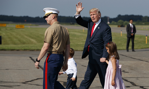 Cuộc khẩu chiến trong kỳ nghỉ của ông Trump