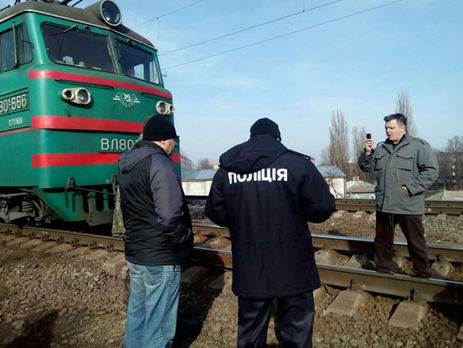 Tại Kiev, nhóm côn đồ bịt mặt, trang bị gậy gộc chặn tàu đường sắt.