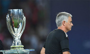 Mourinho tặng huy chương á quân Siêu Cup cho CĐV nhí