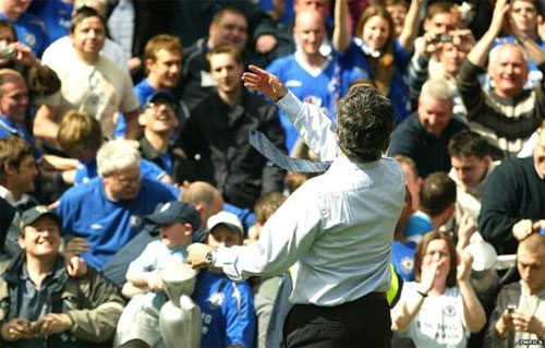 Mourinho tặng huy chương á quân Siêu Cup cho CĐV nhí