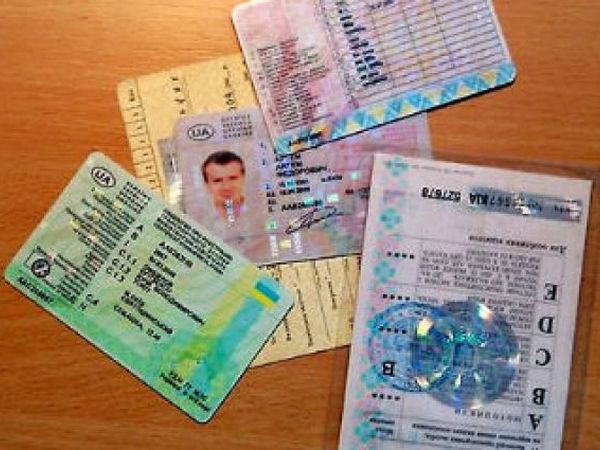 Bộ nội vụ Ukraine giải thích đổi lấy bằng lái xe mới như thế nào.