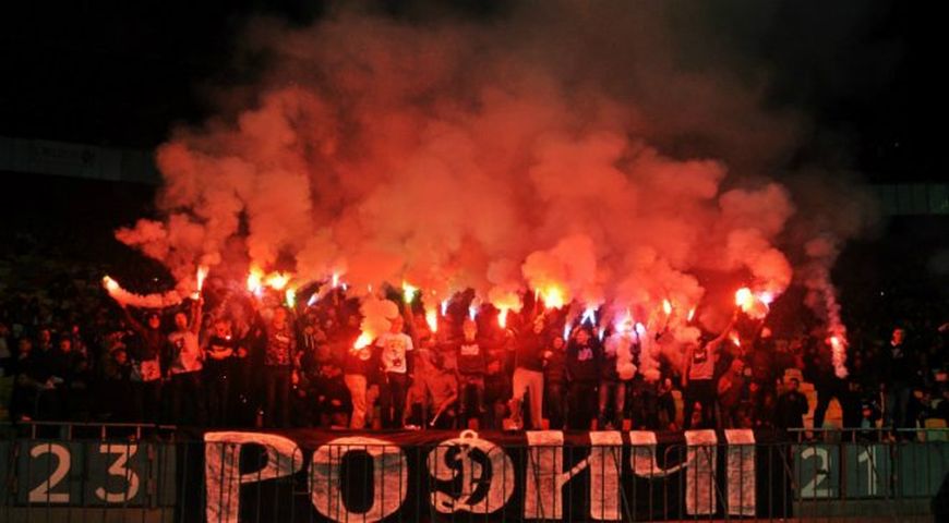 Các nhóm cổ động viên bóng đá Kiev và Odessa tổ chức ẩu đả tập thể cạnh sân vận động Olimpia