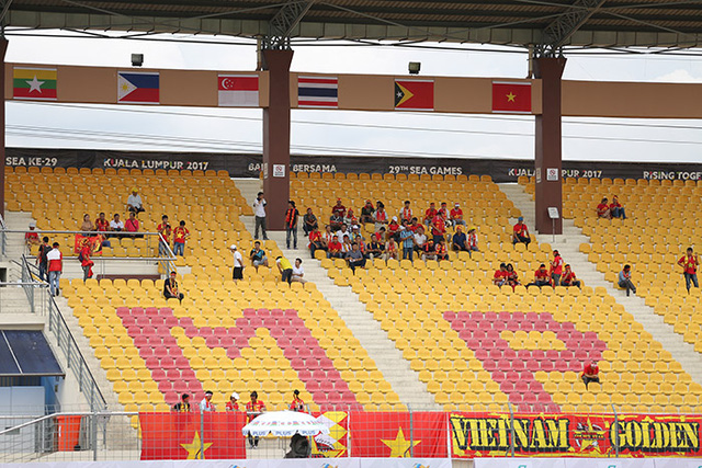 CĐV Việt Nam nhuộm đỏ khán đài tiếp lửa U22 Việt Nam