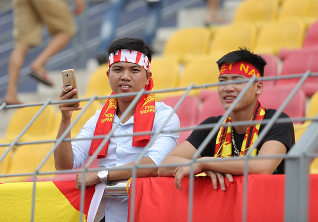 CĐV Việt Nam nhuộm đỏ khán đài tiếp lửa U22 Việt Nam