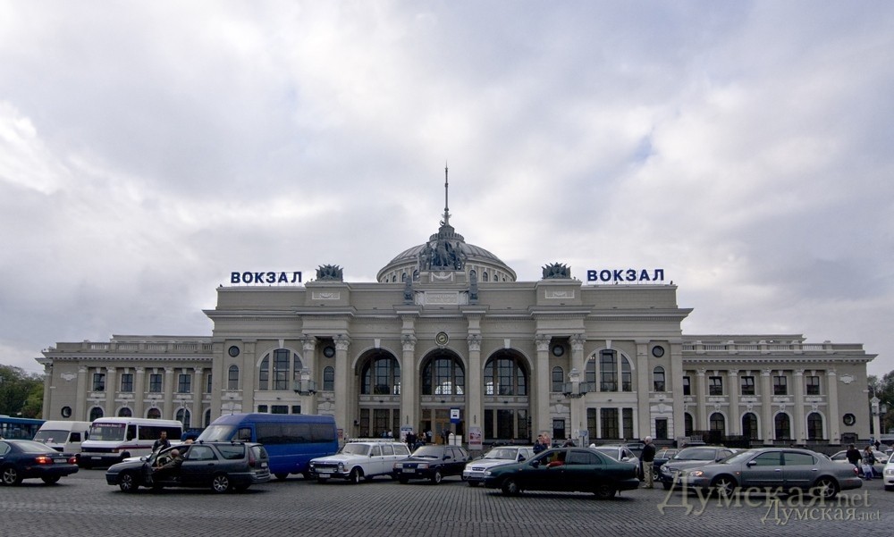 Ba kẻ lạ mặt tổ chức cướp khu vực nhà ga đường sắt Odessa.