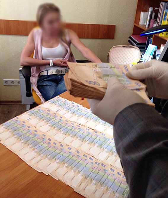 Tại Lvov, nữ thanh tra thuế bị bắt do nhận hối lộ 100 ngàn gr.