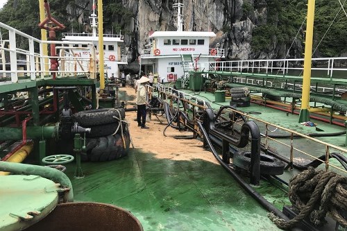 Hơn 200 lít dầu tràn xuống vịnh Hạ Long