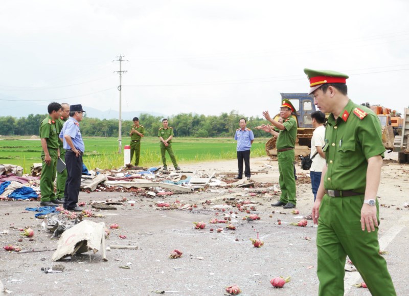 Lưỡi máy ủi chém thân xe khách khiến 5 người chết thảm