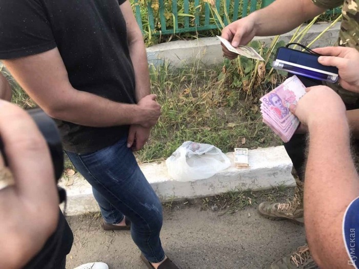Tại Odessa, thanh tra tham nhũng khi chạy trốn, ném qua cửa sổ 170 ngàn gr.