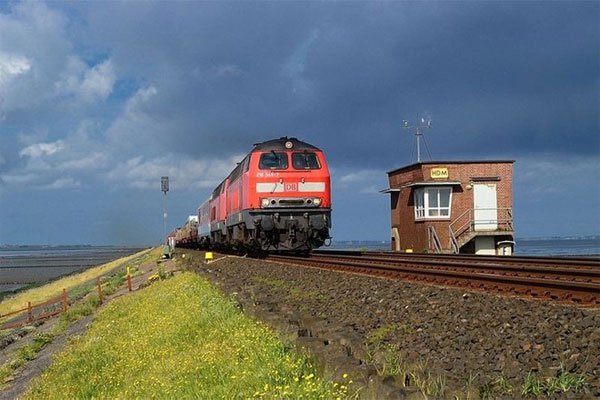 Cảnh tàu hỏa chạy giữa biển ở châu Âu