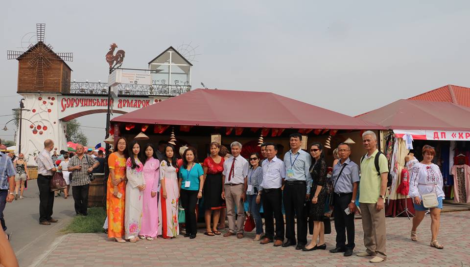 Đại sứ quán Việt Nam tại Ucraina tham dự hội chợ Sorochinsky tại tỉnh Poltava, Ucraina