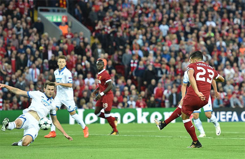Ghi ba bàn trong 21 phút, Liverpool dự vòng bảng Champions League