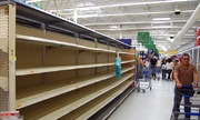 Người Mỹ vét sạch siêu thị vì siêu bão