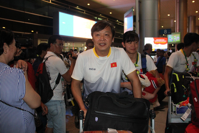 Trong vòng tay người hâm mộ, Ánh Viên tiếc nuối khi chỉ giành 8 HCV SEA Games 29