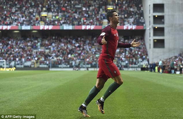 C.Ronaldo lập hat-trick, Bồ Đào Nha vùi dập “tí hon”