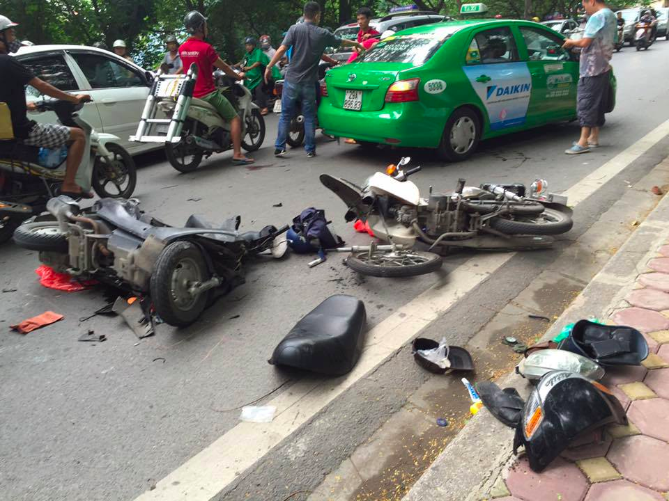 Hà Nội: Tai nạn liên hoàn, xe máy nằm ngổn ngang trên đường