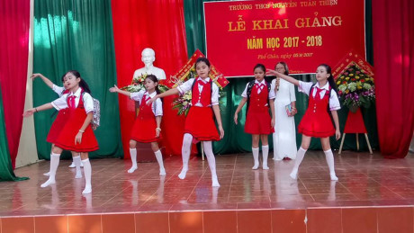 Cả nước tưng bừng khai giảng năm học mới 2017-2018