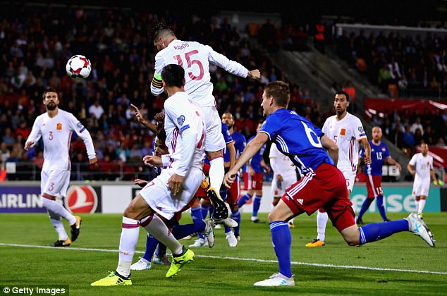 Tây Ban Nha đại thắng 8-0, Italia giành 3 điểm may mắn