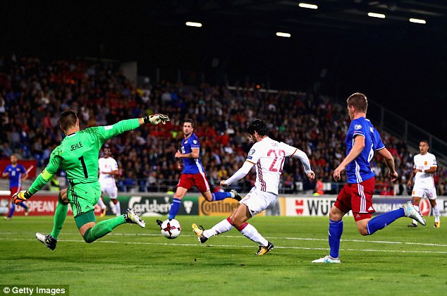 Tây Ban Nha đại thắng 8-0, Italia giành 3 điểm may mắn