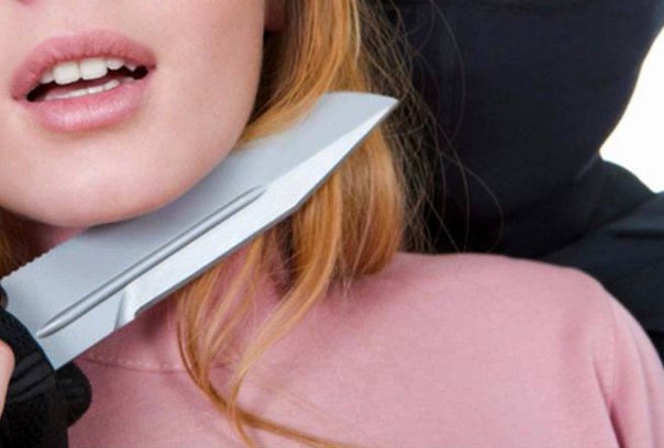 Tại Kiev, nữ kẻ cướp dùng dao đâm nữ thủ quỹ của quầy mua, đổi ngoại tệ.