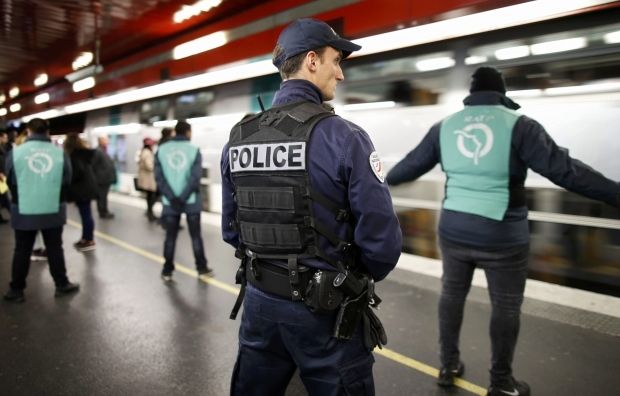 Bốn nữ sinh viên Mỹ bị đổ a xít tại nhà ga Marseille (Pháp).