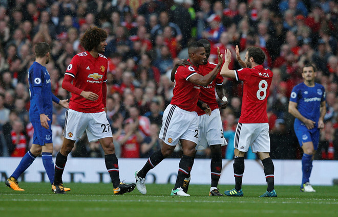 Thắng đậm Everton, MU trở lại đỉnh bảng Ngoại hạng Anh