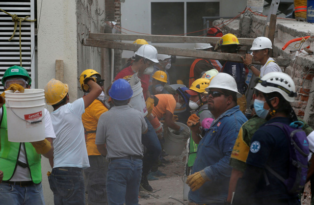 Số người chết lên đến 225, Mexico chạy đua cứu hộ