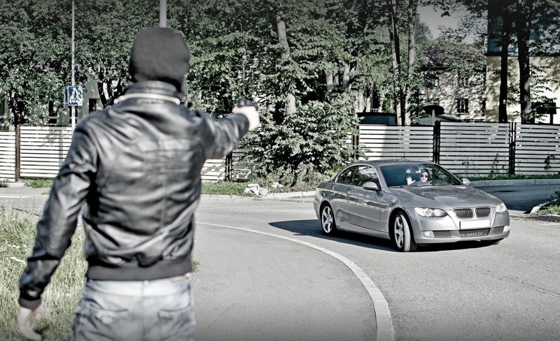 Tại trung tâm thành phố Odessa, băng cướp trên chiếc BMW dùng dao và máy sốc điện cướp người đi đường