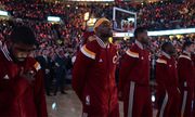 NBA ra luật cấm các cầu thủ quỳ gối khi hát quốc ca