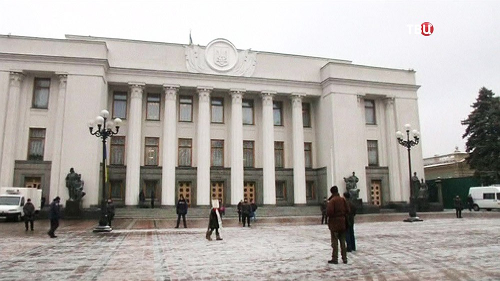 Dưới chân toà nhà Quốc hội Ukraine xảy ra đụng độ