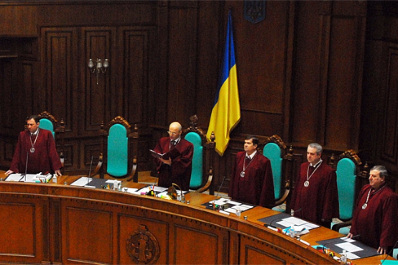 Các đại biểu quốc hội Ukraine khiếu kiện lên toà Hiến pháp