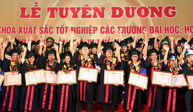 Tuyên dương 84 thủ khoa xuất sắc năm 2017