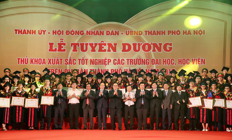 Tuyên dương 84 thủ khoa xuất sắc năm 2017