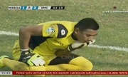 Thủ môn tử vong vì va chạm trên sân ở Indonesia