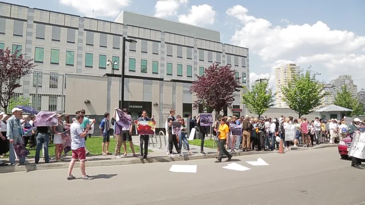 Biểu tình của những người dân sơ tán trước toà nhà đại sứ quán Mỹ tại Kiev