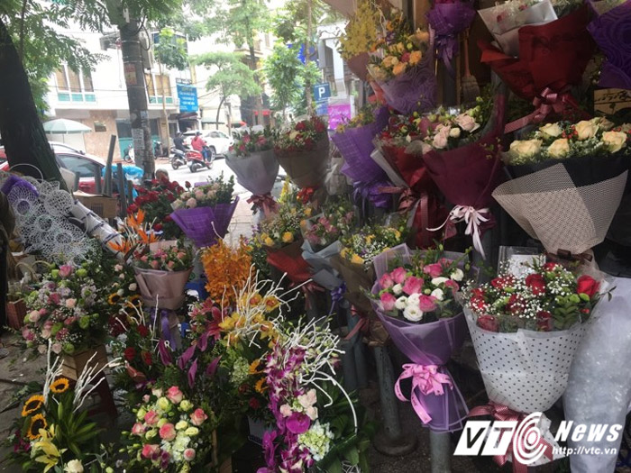 Thị trường hoa tươi dịp 20/10: Hoa nhập ngoại giá cả chục triệu đồng