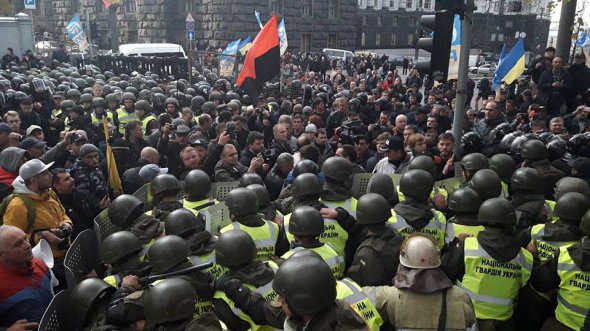 Cạnh toà nhà quốc hội Ukraine, những người biểu tình tấn công hàng rào cảnh sát