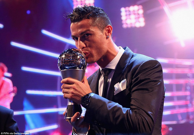 C.Ronaldo giành giải cầu thủ hay nhất thế giới của FIFA 2017